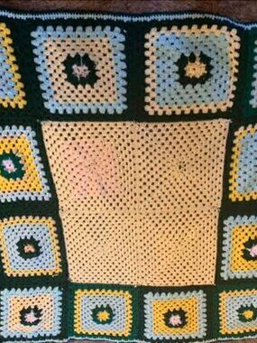 EUC Vintage Hand Made Floral Granny Square Crochet Afghan